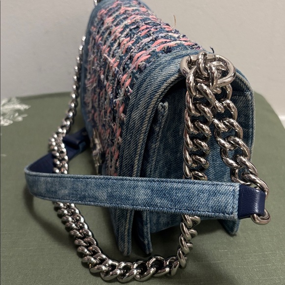 CHANEL Blue and Pink Rare Denim Tweed Crossbody Bag - Picture 3 of 9